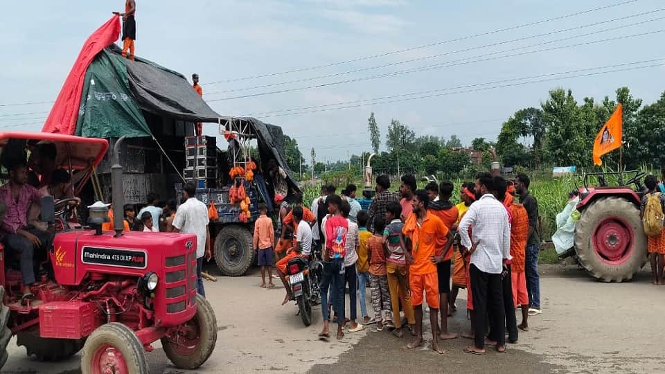 DJ system comes into contact with high-tension line in Gorakhpur one Kanwariya dies, another injured
