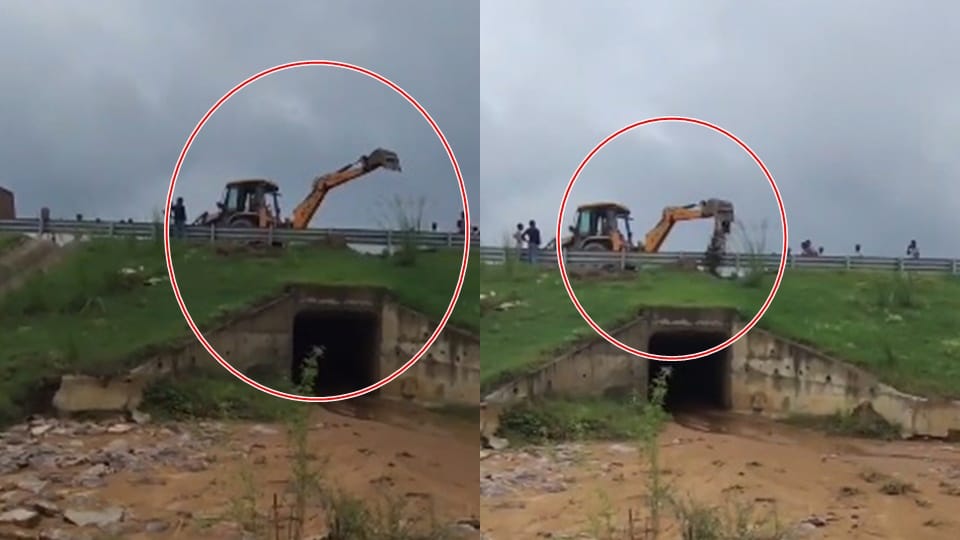 हसनपुर में गंगा एक्सप्रेसवे पर बने गड्ढे को ठीक करती जेसीबी