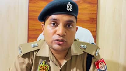 घटना की जानकारी देते पुलिस अधिकारी।