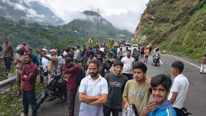 Badrinath Highway blocked due to a landslide in Bajpur traffic also halted on the Simli-Gwaldam NH hillside co