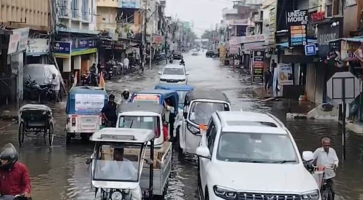 Kanpur Waterlogging in Govind Nagar water entered shops after spilling onto streets outrage among traders