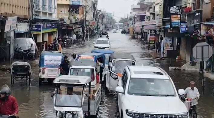 Kanpur Waterlogging in Govind Nagar water entered shops after spilling onto streets outrage among traders