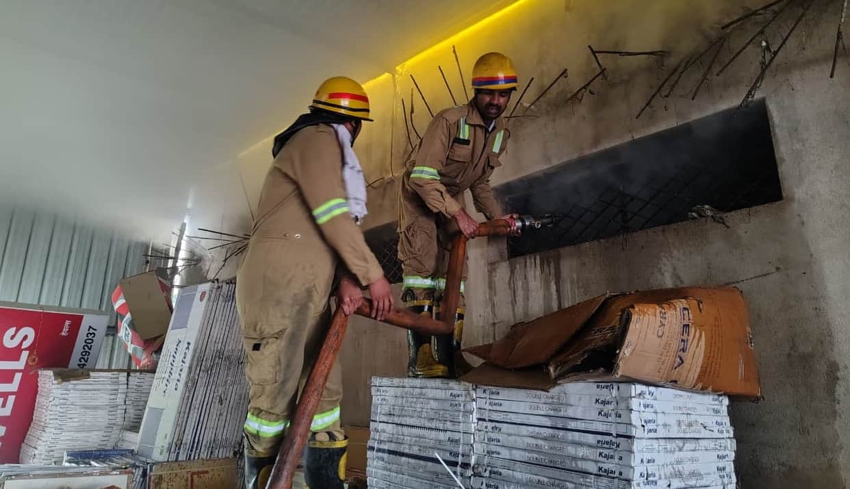 Kanpur Fire Massive fire at RK Marble warehouse firefighters brought it under control in time