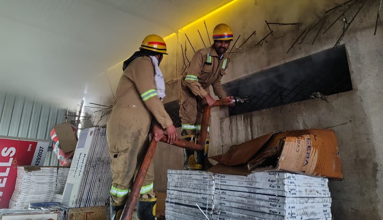 Kanpur Fire Massive fire at RK Marble warehouse firefighters brought it under control in time