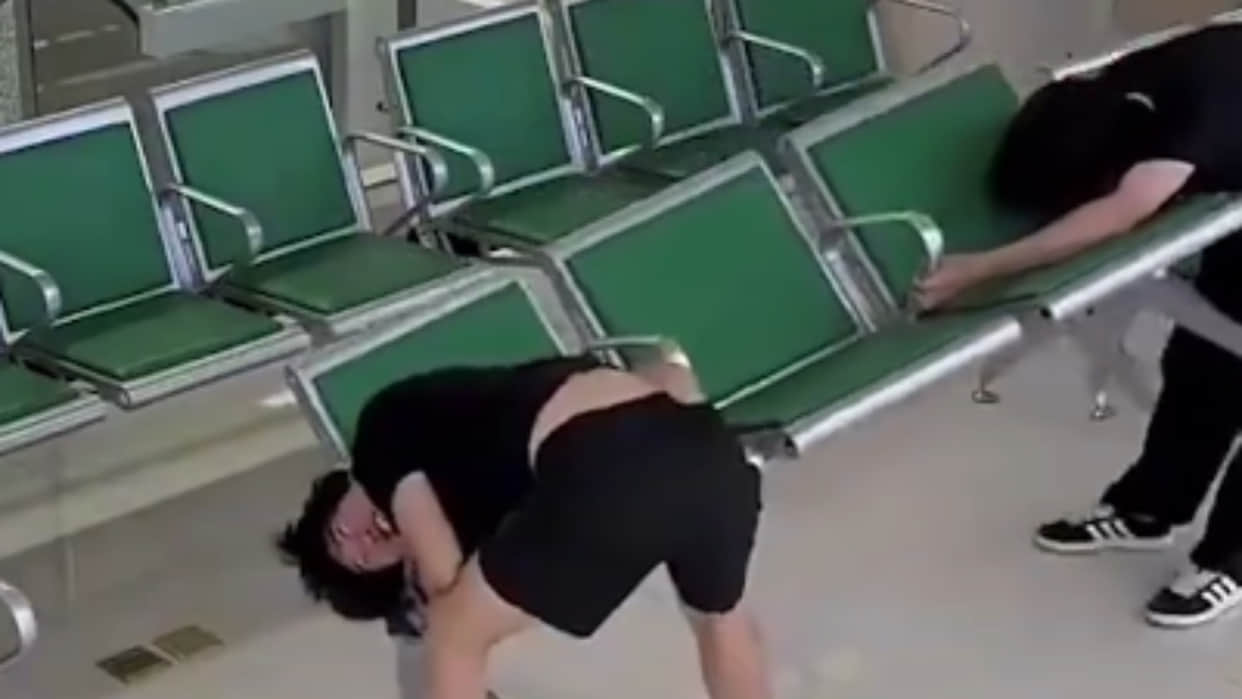 China hospital chair incident man neck stuc in chair friend rescue Got trapped himself viral video