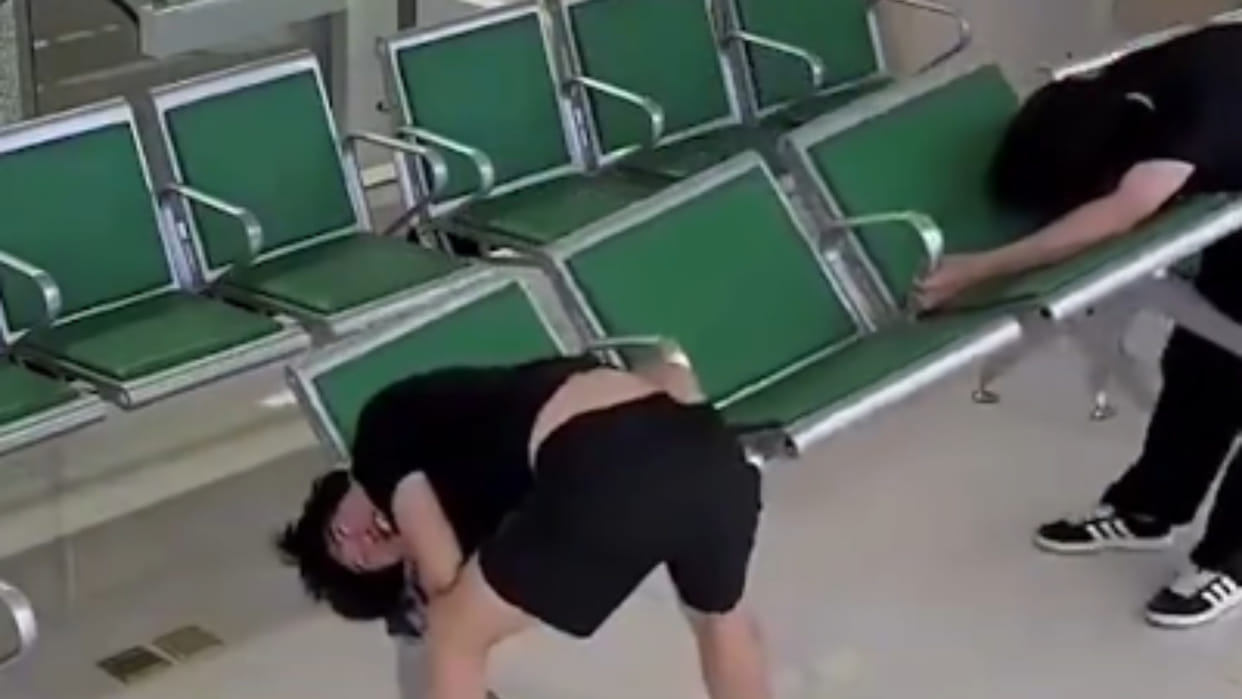 China hospital chair incident man neck stuc in chair friend rescue Got trapped himself viral video