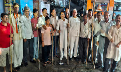 लाठी लेकर पहुंचे कांग्रेसी