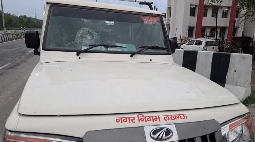 Lucknow: Municipal Corporation team pelted with stones; windows of four government vehicles smashed