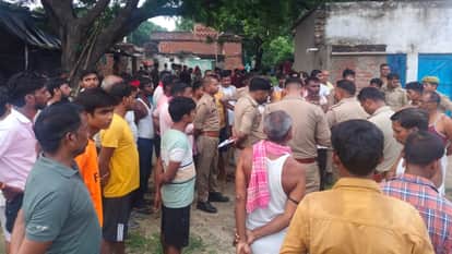 मां-बेटी की ट्रेन से कटकर मौत की घटना के बाद जुटी भीड़।