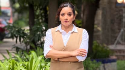 love to hate you Star Bhojpuri Actress monalisa Shares her Photos In Boss Lady look Goes Viral