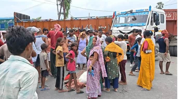 मृतक के शव के पास खड़े परिजन व स्थानीय लोग।