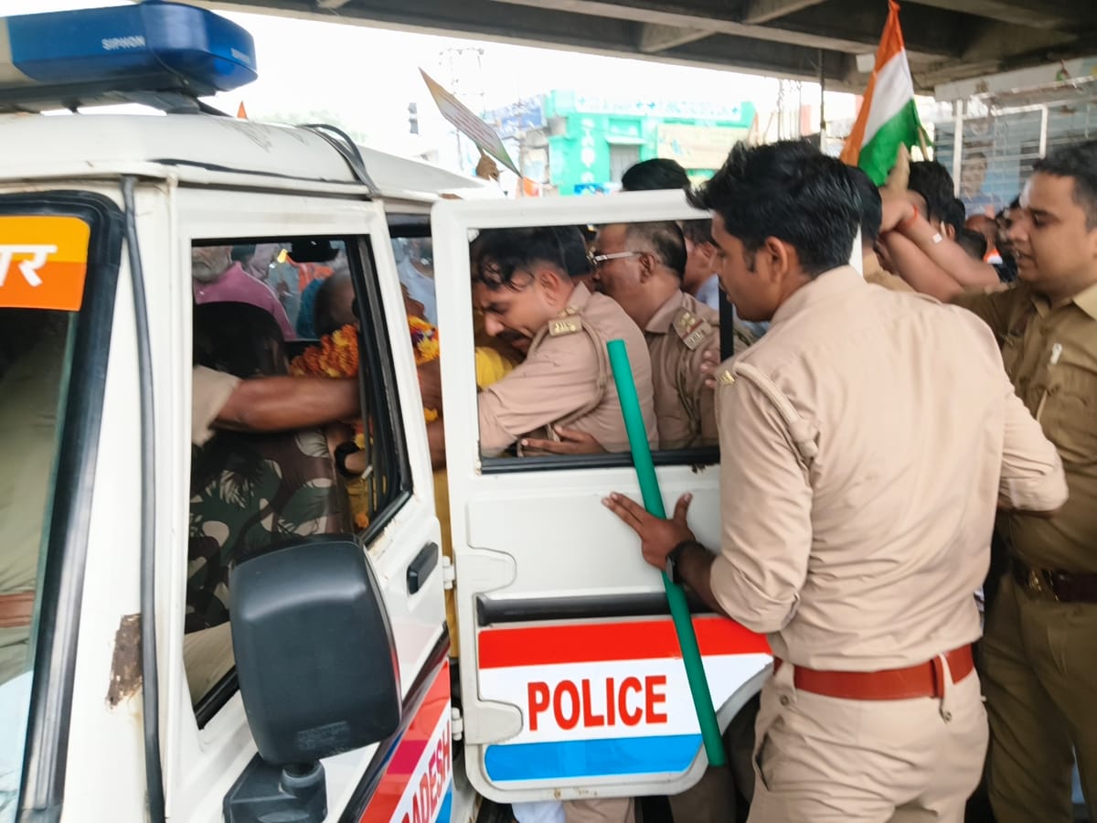 Kanpur: नंगे पैर अयोध्या जाने की जिद पर अड़े कांग्रेसी नेता , पुलिस ने हिरासत में लिया; कार्यकर्ताओं का हंगामा