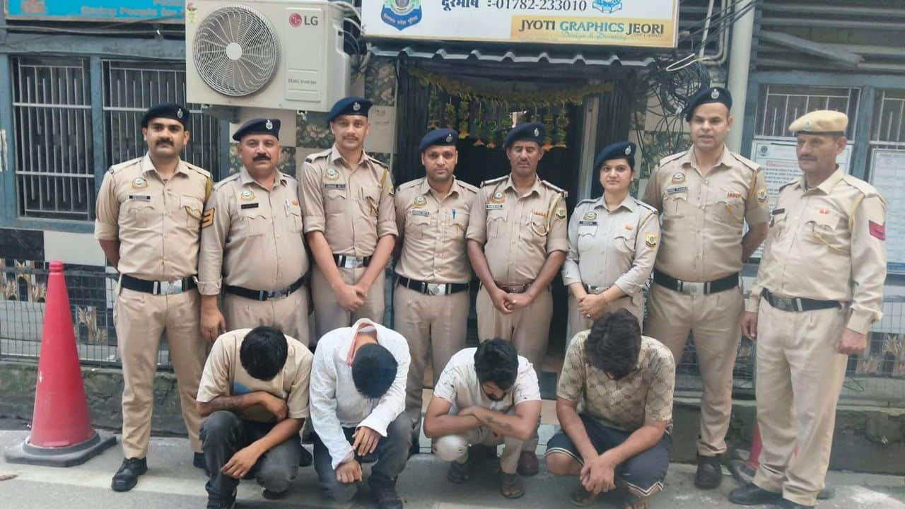 पुलिस की गिरफ्त में आरोपी।