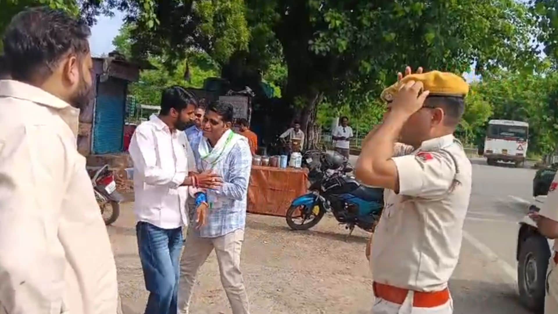 पुलिस ने छात्रों को हिरासत में लिया