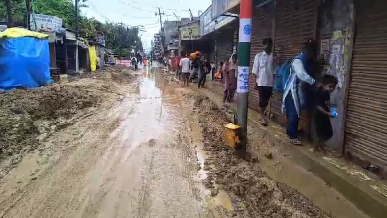 Rain turns Shahjahanpur Municipal Corporation premises into a pond waterlogging and mud on roads