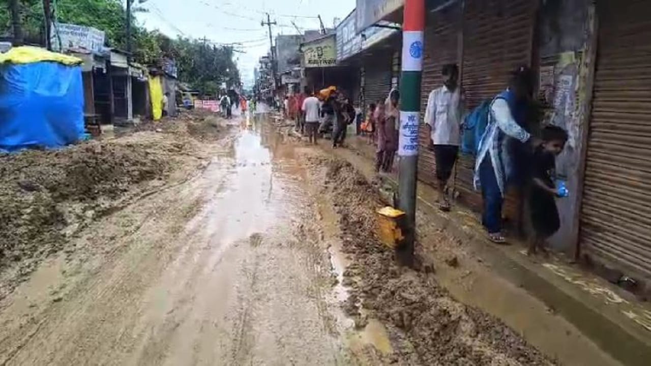 Rain turns Shahjahanpur Municipal Corporation premises into a pond waterlogging and mud on roads