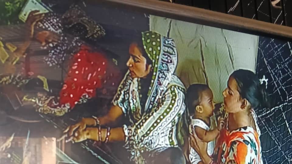 Shamli: Three women committed theft at a jewelry shop, making off with jewelry hidden in their shoes