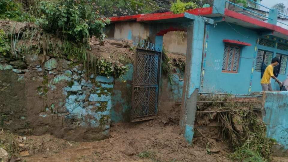 Tehri News: अतिवृष्टि से कोट बूढ़ाकेदार में भूस्खलन, घरों में घुसा मलबा; प्रभावित परिवारों के विस्थापन की उठी मांग
