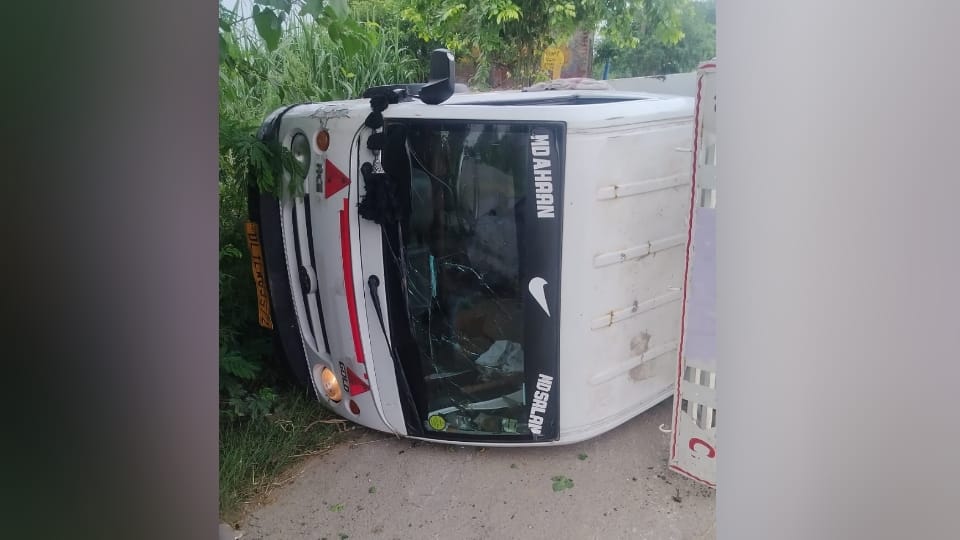 Baghpat: Violent head-on collision between a tempo and a Tata Magic; young man left bloodied and died