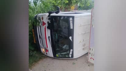 टक्कर लगने पर गिरा वाहन।