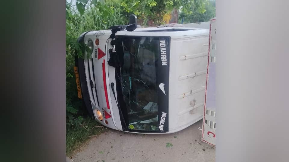 Baghpat: Violent head-on collision between a tempo and a Tata Magic; young man left bloodied and died