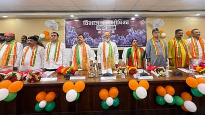 विभाजन विभीषिका स्मृति दिवस पर जुटे लोग।