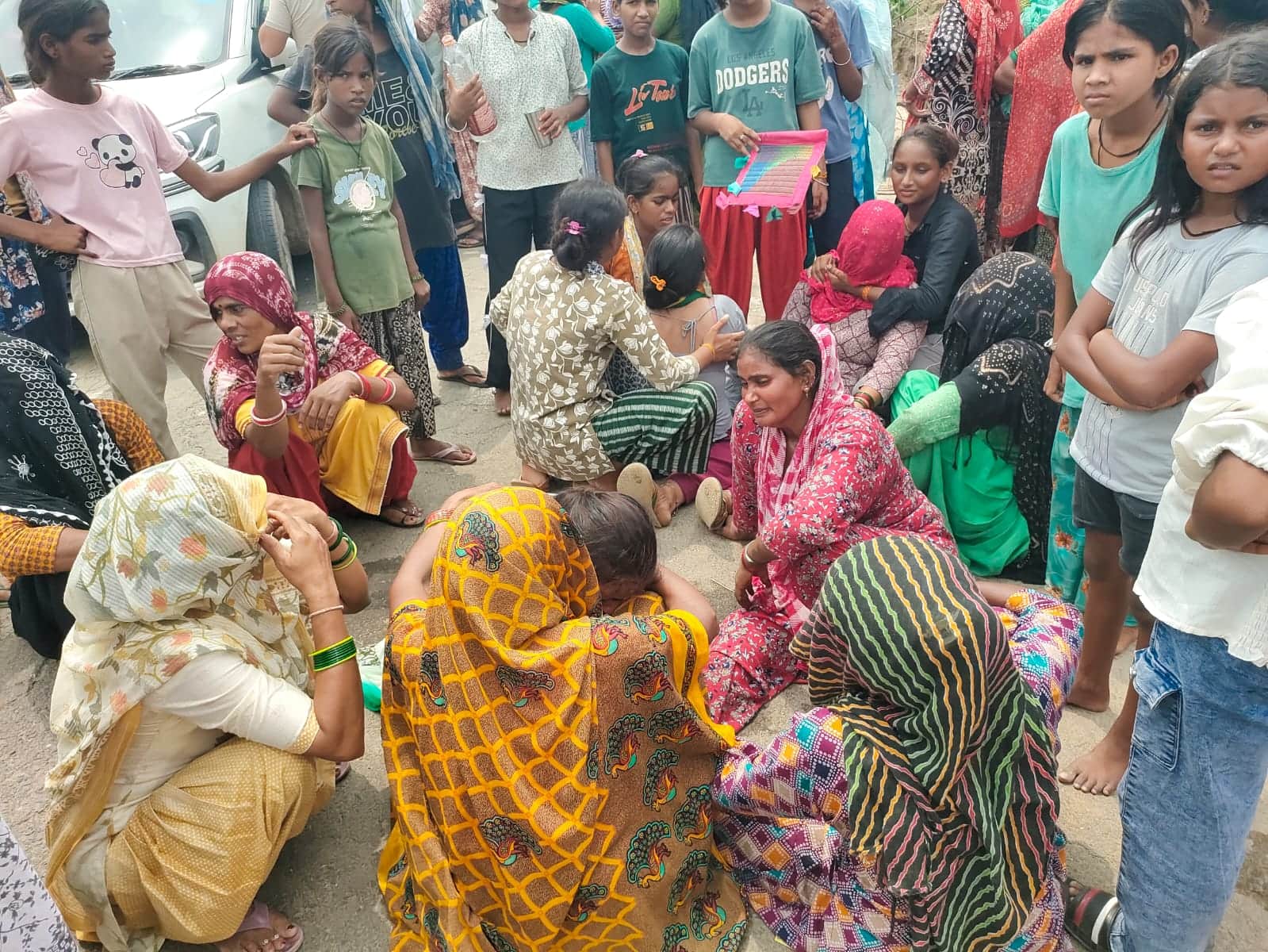 man dies after contact with high-tension line traffic jam at Jewar lasts five hours