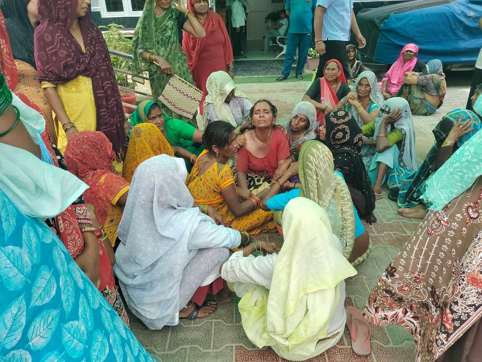 man dies after contact with high-tension line traffic jam at Jewar lasts five hours