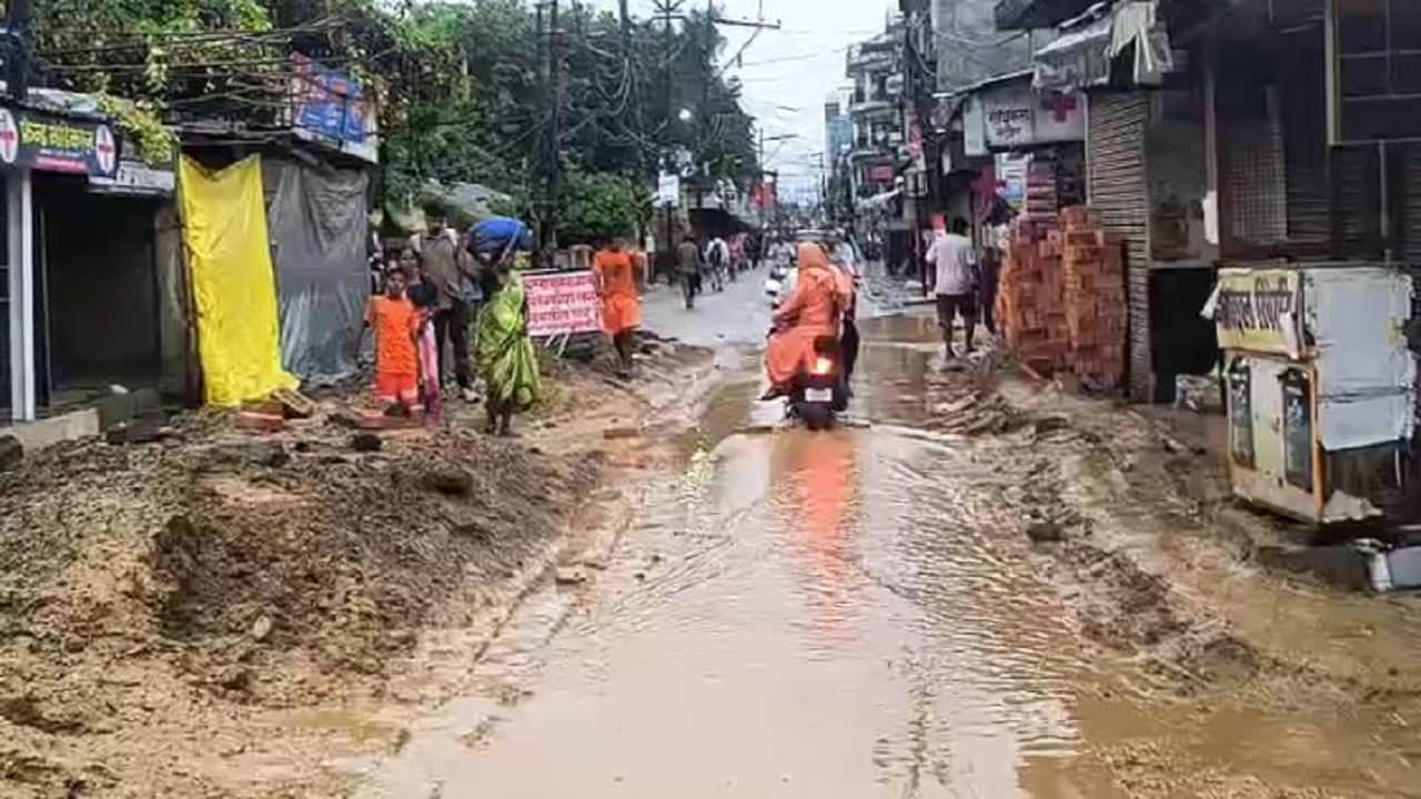 Rain turns Shahjahanpur Municipal Corporation premises into a pond waterlogging and mud on roads