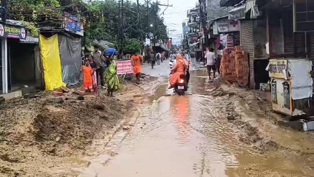 Rain turns Shahjahanpur Municipal Corporation premises into a pond waterlogging and mud on roads