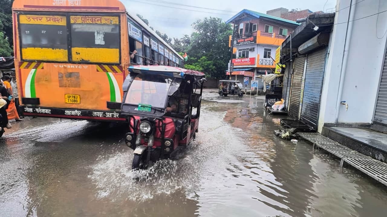Rain turns Shahjahanpur Municipal Corporation premises into a pond waterlogging and mud on roads
