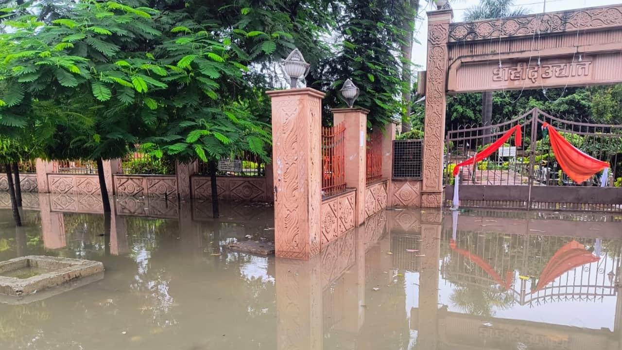 Rain turns Shahjahanpur Municipal Corporation premises into a pond waterlogging and mud on roads