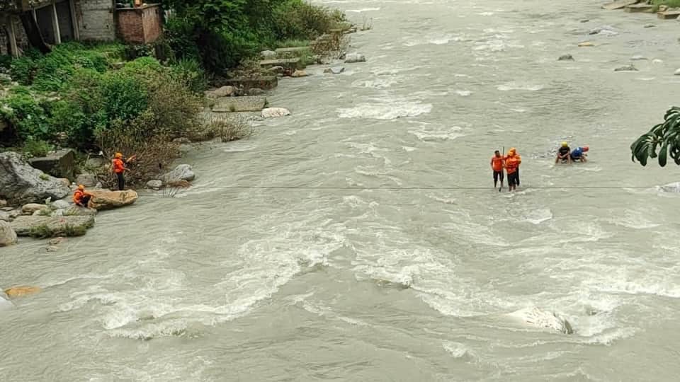 Unidentified body found floating in Kheerganga Bageshwar