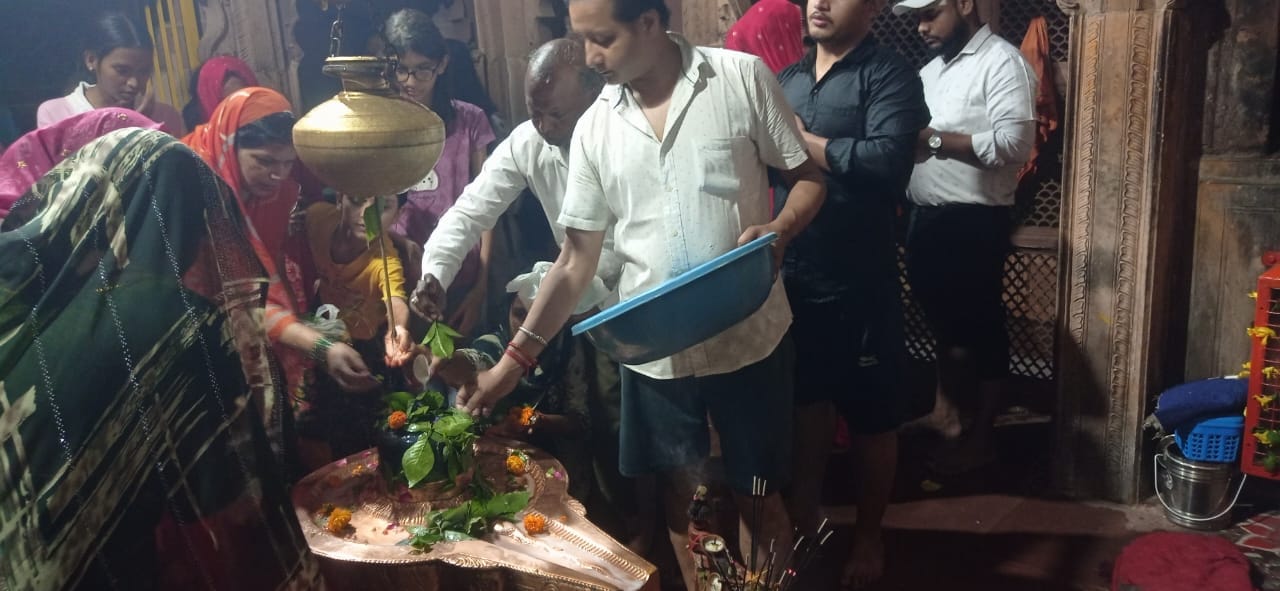 Kanpur: Huge Crowd of Devotees and Kanwariyas at Major Shiva Temples