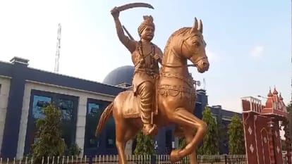 शहीद वीर नारायण सिंह की प्रतिमा
