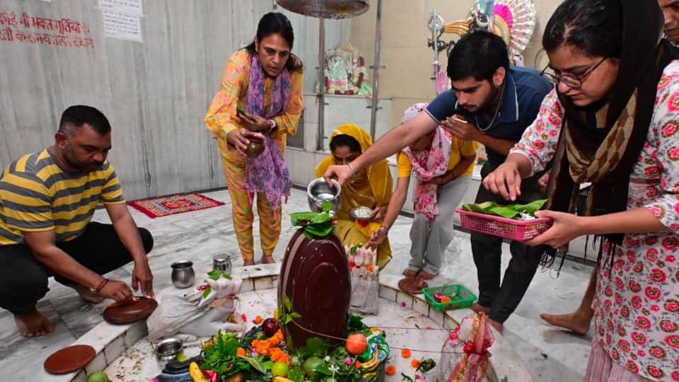 Nag Panchami Today Special coincidence with Shravan Monday devotees flock to Shiva temples in Chandigarh