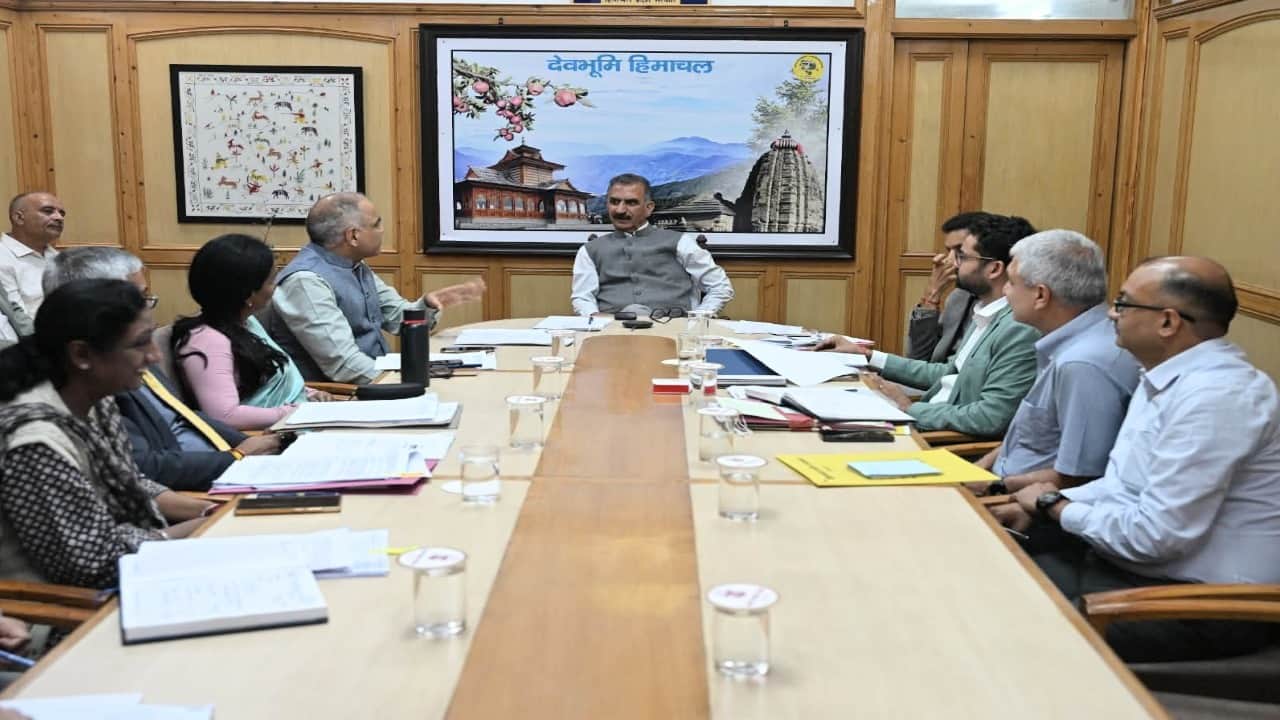 मुख्यमंत्री सुखविंद्र सिंह सुक्खू ने अधिकारियों के साथ बैठक की।