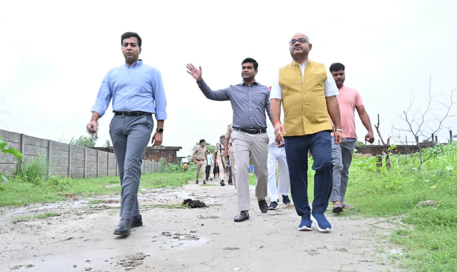 Kanpur: Ganga water level below warning mark, yet 'Katri' area on alert; DM reviews preparedness