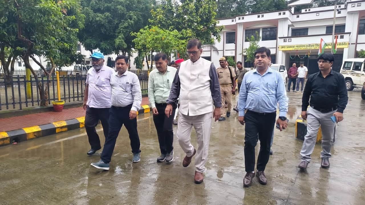 डीएम ने स्कूल का निरीक्षण किया।