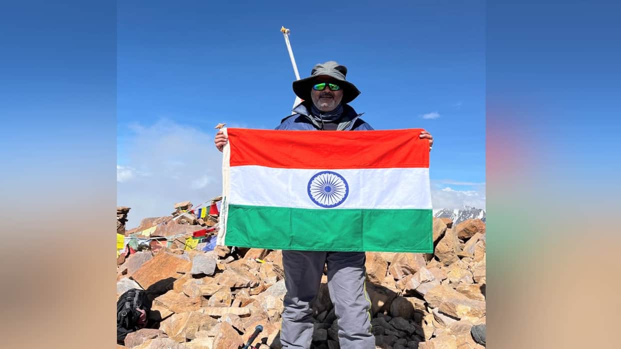 Lahaul: 51 year old Dr. Dhananjay scales the 6,111 meter high Mount Yunam peak.