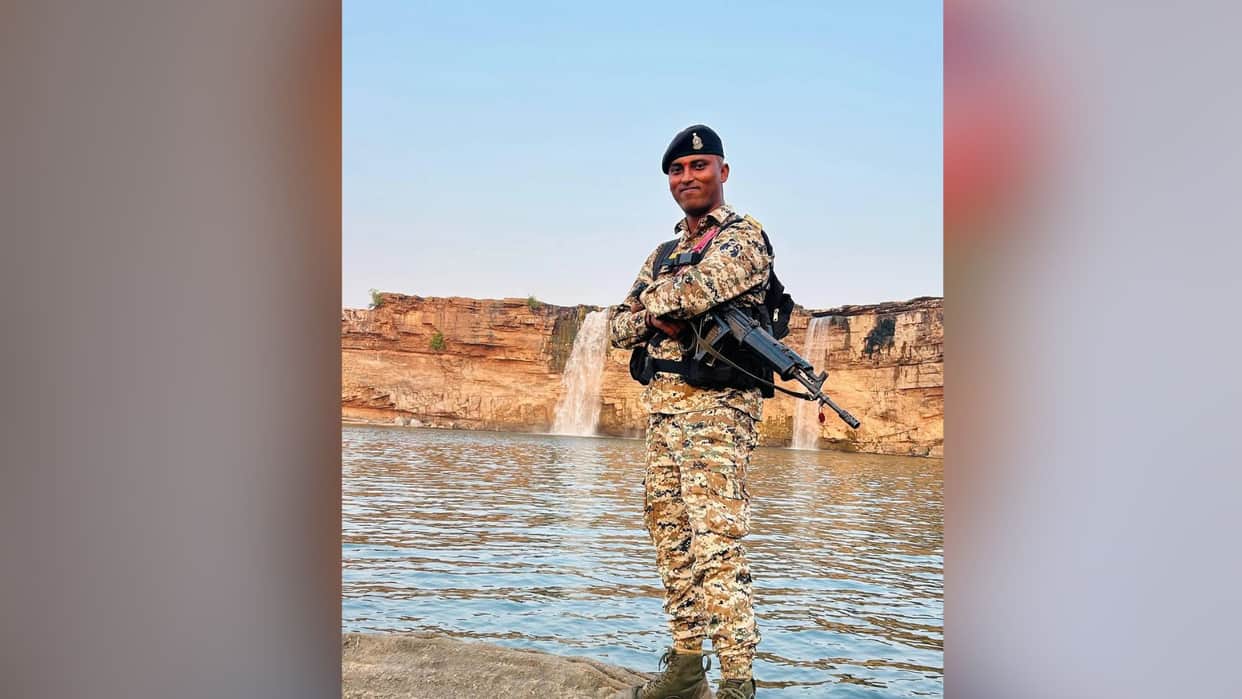 Trainee DSP's gunman shoots himself with service rifle; treatment underway.