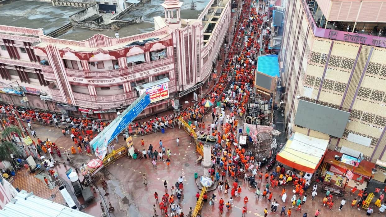 flower petals showered on Kanwariyas on occasions of Nag Panchami and sawan somvar in Kashi