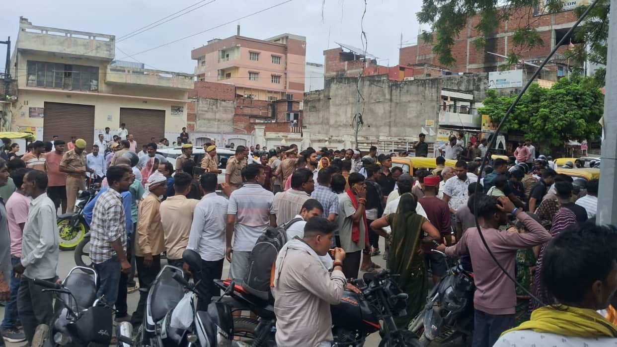 innocent child death in care hospital Family members create uproar road blockade on Bhikharipur-BHU road