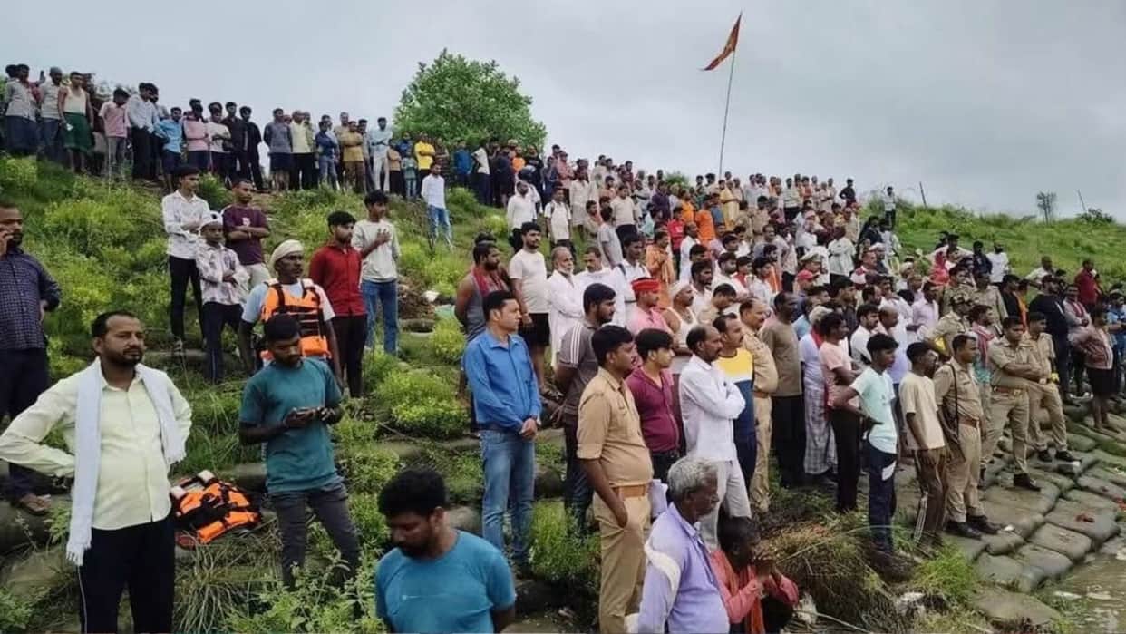 Major accident in Ghazipur Three youths drowned while bathing in Ganga two died
