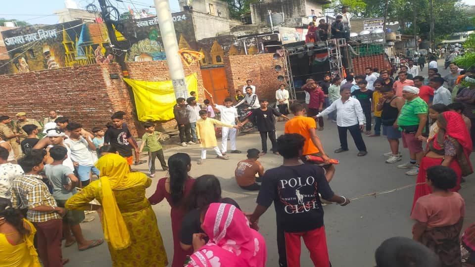 Kanwariyas Block Road in Khandari Over Kanwar Offering, Raise Slogans Against Police