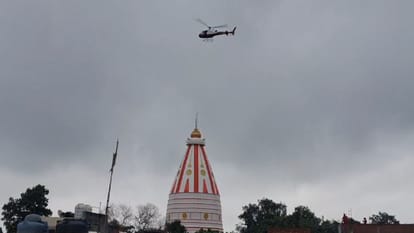 Officers showered flower on Kanwariyas from a helicopter in Bareilly