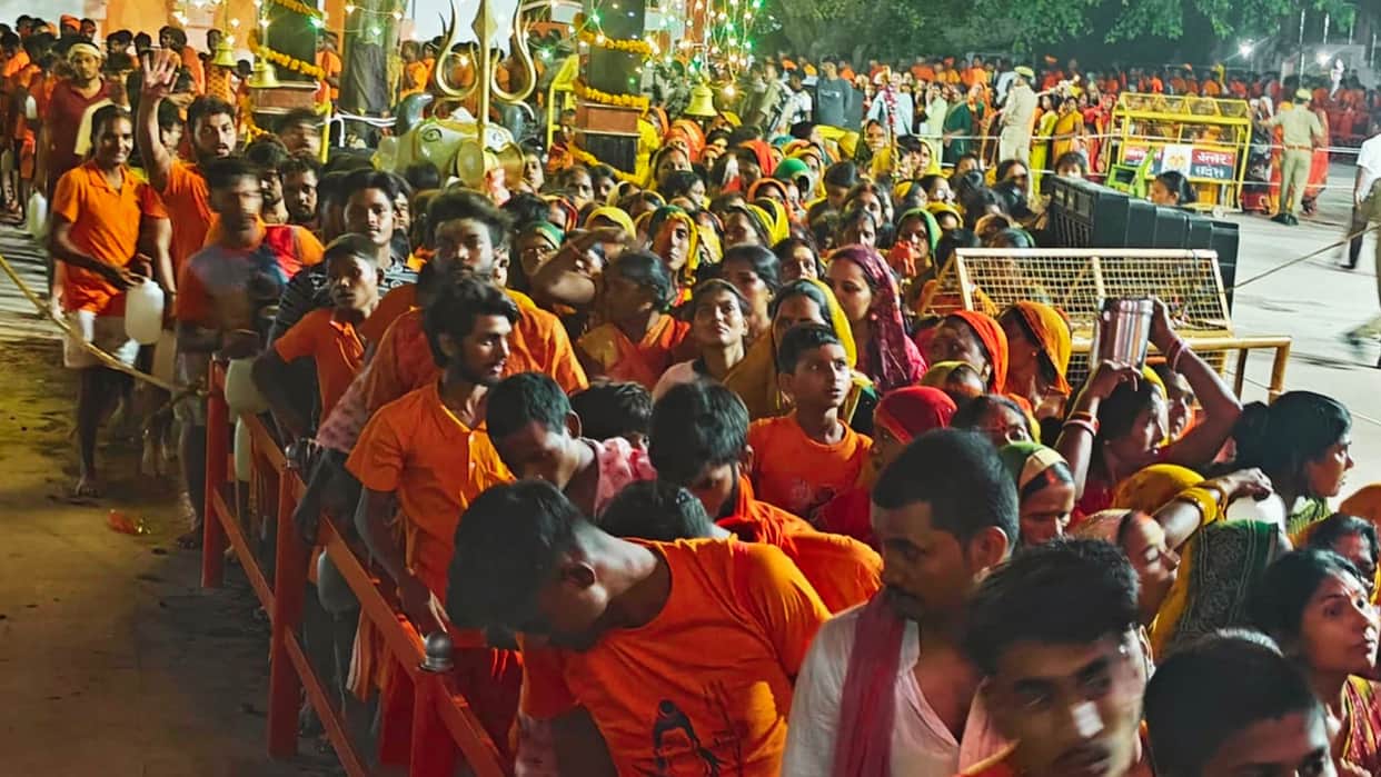 devotion to Shiva third Monday in ghazipur 4 lakh devotees performed Jalabhishek amidst chants Bol Bam