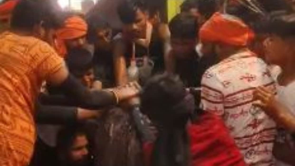 Kanwariyas forcibly entered the Gauri Shankar Temple at midnight in Bareilly
