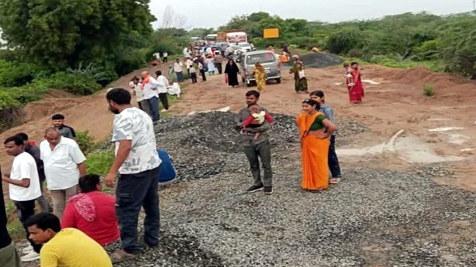 Agra Etawah State Highway jammed for two hours after canter truck got stuck