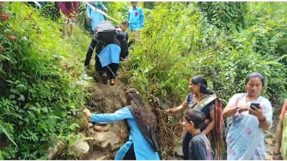 20-25 children cross the Bhanarigwal stream and go to GIC in bageshwar